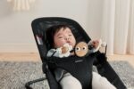 BabyBjörn Bouncer Bundle - Barra de juguete y funda de asiento de tela extra antracita