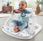 Fisher-Price Silla de bebé con juguetes y alfombra de juegos con piano gimnasio, maracas y 5 juguetes enlazables