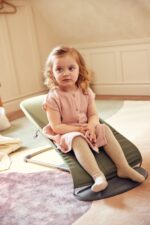 BabyBjörn Bouncer Bliss - Edredón tejido de pétalos verde oscuro y portabebés mini tejido verde oscuro para 0-12 meses,