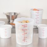 Contenedores de almacenamiento de alimentos translúcidos 22 cuartos de galón Restaurantware Met Lux RWT1578C con marcado