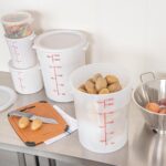 Contenedores de almacenamiento de alimentos translúcidos 22 cuartos de galón Restaurantware Met Lux RWT1578C con marcado