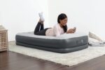 Paquete colchones inflables SLEEPLUX cama de aire tamano Queen y Twin con bomba integrada almohadas y cargadores USB 22