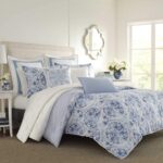 Laura Ashley Home - Juego de edredón tamaño King con fundas a juego, funda Mila Euro, paquete de ropa de cama floral par