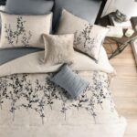 Juego de edredon Hayden Riverbrook Home 90741 tamano King azul gris topo 8 piezas