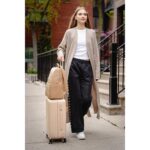 Itzy Ritzy Eras - Mochila para pañales de gran capacidad con diseño elegante, 15 bolsillos, cambiador, correas para carr