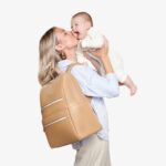Itzy Ritzy Eras - Mochila para pañales de gran capacidad con diseño elegante, 15 bolsillos, cambiador, correas para carr