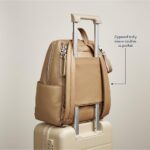 Itzy Ritzy Eras - Mochila para pañales de gran capacidad con diseño elegante, 15 bolsillos, cambiador, correas para carr