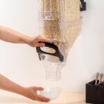 Dispensador de cereales plástico montado en pared Restaurantware RWT1663B 5 galones negro autoservicio alimentos secos