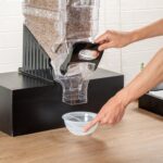 Dispensador de cereal y dulces plástico negro 5 galones Restaurantware RWT1666B con soporte 3 niveles para buffet y hote