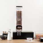 Dispensador de cereal y dulces plástico negro 5 galones Restaurantware RWT1666B con soporte 3 niveles para buffet y hote