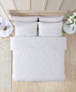 Juego de colcha y fundas de felpilla medallion Beatrice Home Fashions talla King color blanco 3 piezas ropa de cama
