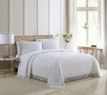Juego de colcha y fundas de felpilla medallion Beatrice Home Fashions talla King color blanco 3 piezas ropa de cama