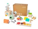 Lovevery Juego de música con 6 instrumentos, libro de canciones, kit de juego Babbler con 8 juguetes para equilibrio, ha