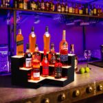 Estante exhibidor de botellas de licor con luz LED GarveeTech LLT-PHO_12QJI6ZBl2K 3 niveles 20 pulgadas acrílico soporte