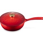 Cacerola Saucier de Hierro Fundido Esmaltado Le Creuset 21993021060051 Colección Holly 2.1 Litros Color Cerise con Peril