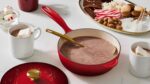 Cacerola Saucier de Hierro Fundido Esmaltado Le Creuset 21993021060051 Colección Holly 2.1 Litros Color Cerise con Peril