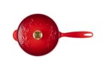 Cacerola Saucier de Hierro Fundido Esmaltado Le Creuset 21993021060051 Colección Holly 2.1 Litros Color Cerise con Peril