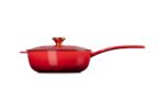 Cacerola Saucier de Hierro Fundido Esmaltado Le Creuset 21993021060051 Colección Holly 2.1 Litros Color Cerise con Peril