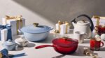 Cacerola Saucier de Hierro Fundido Esmaltado Le Creuset 21993021060051 Colección Holly 2.1 Litros Color Cerise con Peril