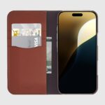 Funda tipo portafolios de tela Coach Signature para iPhone 16 Pro Max - Funda de teléfono de diseñador - Marrón Signatur