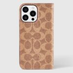 Funda tipo portafolios de tela Coach Signature para iPhone 16 Pro Max - Funda de teléfono de diseñador - Marrón Signatur