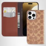Funda tipo portafolios de tela Coach Signature para iPhone 16 Pro Max - Funda de teléfono de diseñador - Marrón Signatur