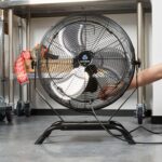 Ventilador industrial de pared Restaurantware Wind Blade RWT1742B 20 pulgadas 4650 CFM motor 3 velocidades con kit de ne