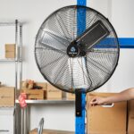 Ventilador industrial de pared Restaurantware Wind Blade RWT1745B 24 pulgadas 6550 CFM motor 3 velocidades oscilante met