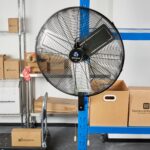 Ventilador industrial de pared Restaurantware Wind Blade RWT1745B 24 pulgadas 6550 CFM motor 3 velocidades oscilante met