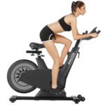 Bicicleta estática autoalimentada PioneerWorks resistencia magnética 32 niveles asiento ajustable capacidad 300 libras s