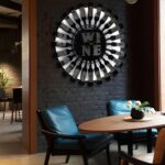 Estante de pared para vino Quickway Imports QI004687 Vintiquewise capacidad 24 botellas con cesta de corcho malla y luz