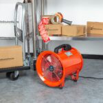 Ventilador industrial portátil Restaurantware Wind Blade RWT1894R motor 1/2 HP 1960 CFM acero rojo silencioso