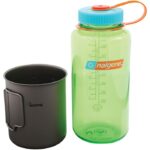 Kit Botella de Agua Nalgene Sustain Tritan 32 oz y Taza de Titanio Olicamp Space Saver Boca Ancha Libre de BPA Color Per