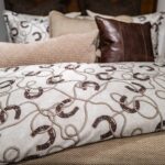 Juego de ropa de cama ecuestre Pierre HiEnd Accents TP2486CS-KG-OC tamaño King algodón satén marrón canela estampado her