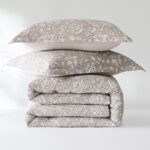 Juego de edredón floral Zara algodón 8 piezas Triangle Home Fashions EZFCS8PCKN King marrón con falda de cama bohemio