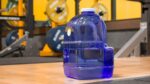 Botella de agua cuadrada New Wave Enviro 1galsqr 1 galón libre de BPA color azul paquete de 12 piezas con tapa de rosca