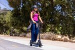 Razor Scooter eléctrico C30: hasta 15.5 MPH con control de crucero, hasta 13 millas de alcance, motor de cubo sin escobi