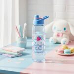 Silver Buffalo Sanrio Hello Kitty and Friends Cinnamoroll con Fresa Botella de Agua con Tapa de Rosca, 28 Onzas (Paquete
