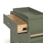 Graco Read-with-Me - Cómoda de 3 cajones con estantes y cambiador extraíble (oliva con madera flotante), certificado GRE