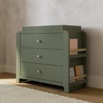 Graco Read-with-Me - Cómoda de 3 cajones con estantes y cambiador extraíble (oliva con madera flotante), certificado GRE