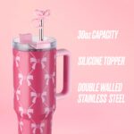Vaso Térmico con Asa y Popote Juicy Couture Jetsetter YMF Carpets Inc JYH034244 40 Onzas Diseño de Lazos Rosas