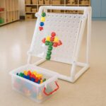 Constructive Playthings Mega Pegboard - 100 clavijas de gran tamaño con soporte y almacenamiento | Manipulativo STEM par
