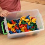 Constructive Playthings Mega Pegboard - 100 clavijas de gran tamaño con soporte y almacenamiento | Manipulativo STEM par