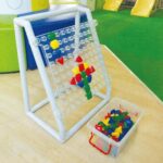 Constructive Playthings Mega Pegboard - 100 clavijas de gran tamaño con soporte y almacenamiento | Manipulativo STEM par