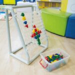 Constructive Playthings Mega Pegboard - 100 clavijas de gran tamaño con soporte y almacenamiento | Manipulativo STEM par