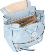 Mochila pequeña con solapa para mujer Cole Haan Alexandria P126279 color azul ballad piel sintética casual accesorios de