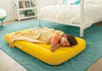 Colchón de aire infantil Cozy Kidz Intex 66803EP Fiber-Tech superficie aterciopelada 34.5x62x7 pulgadas con bolsa de tra