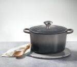 Horno holandés redondo profundo Le Creuset 21195026717041 Signature hierro fundido esmaltado 6.5 cuartos color sal marin
