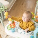 Ingenuity Saltador 3 en 1 para bebé y centro de actividades con luces y sonidos, se convierte en mesa de juego para niño