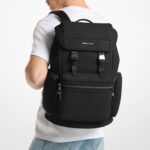 Michael Kors Mochila Jet Set Triple Pocket para hombre/MK Signature Pequeña, Negra
